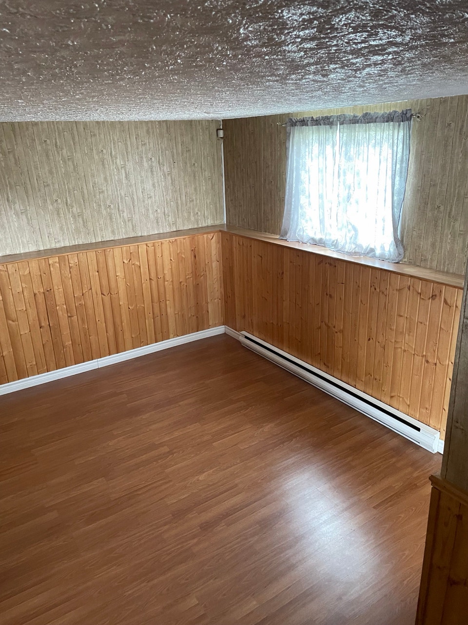 House detached 3 BR w/ recroom 4
