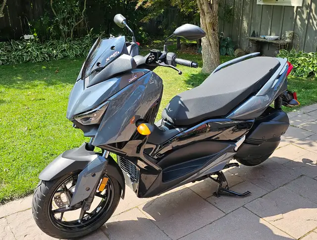 Yamaha Xmax 300 parts - Sport seat and 2x windshields. in Motorcycle Parts & Accessories in Oshawa / Durham Region - Image 2