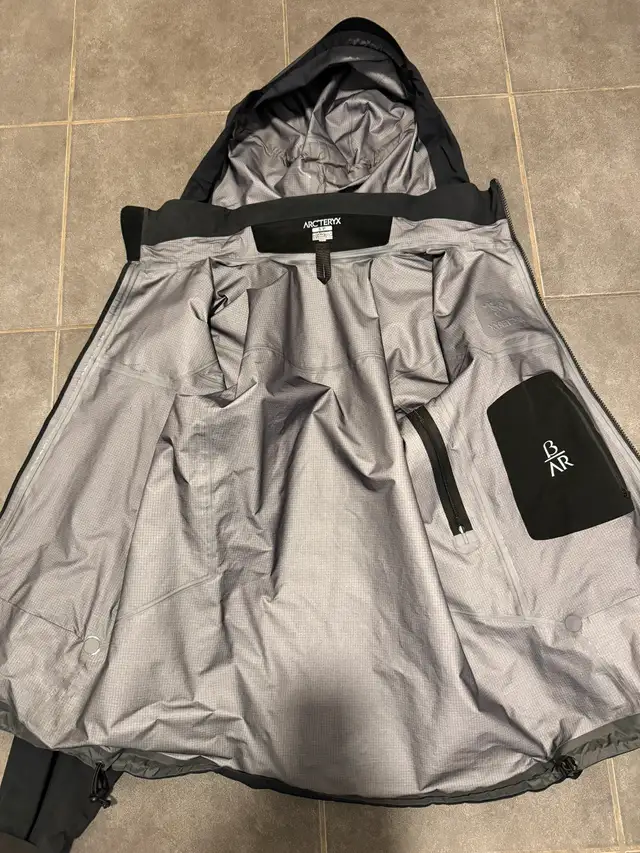 Arcteryx Beta AR Jacket Goretex - Size Small in Men's in Markham / York Region - Image 5