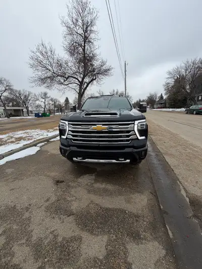 2024 High Country Dually Diesel 6.6L Duramax diesel paired with the Allison 10 speed. Crew cab long...