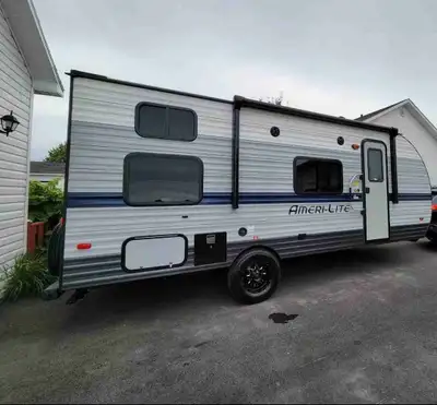Roulotte compacte et légère : Modèle Ultra-Lite 197BH, 2021, 19 pieds de long (22 pieds hors tout),...