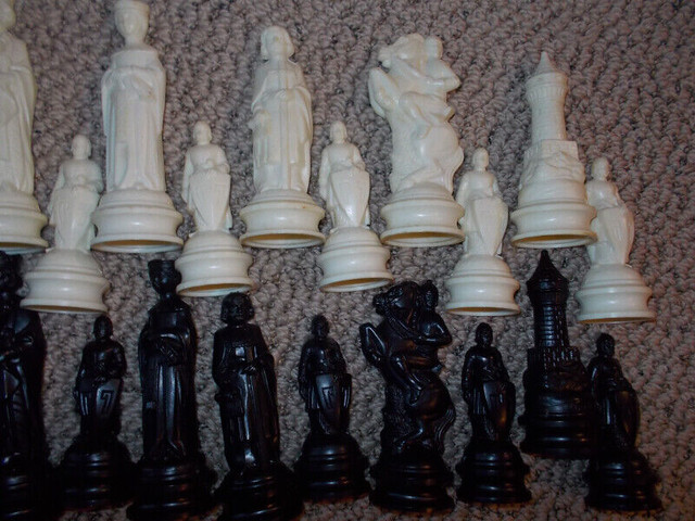ANRI/E.S. Lowe Chess Set and 1955 Beginner's Chess Book in Toys & Games in London - Image 4