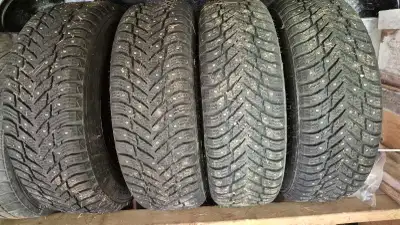 Pneu très peu utilisé Hakkapeliitta 10 Clouté 215 70 R16 avec jante acier le tout acheté l'hiver pas...
