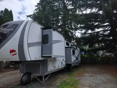 ● 42' Highland Ridge ● 371MBH 5th wheel ● Brand new furniture ● New reinforced flooring ● 4 door Nor...