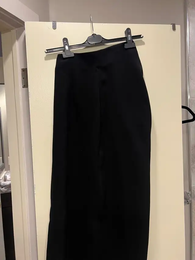 Zara Skirt in Women's - Bottoms in Markham / York Region - Image 2
