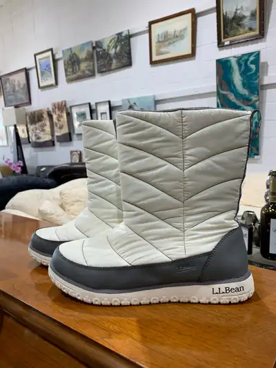 Step into winter with these L.L.Bean women's winter boots, size 11, designed for superior warmth and...