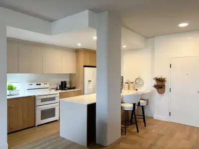 LIBRE IMMÉDIATEMENT. Grand condo locatif neuf 5 1/2 de 1 368 pi.ca. situé dans le magnifique Pointe...
