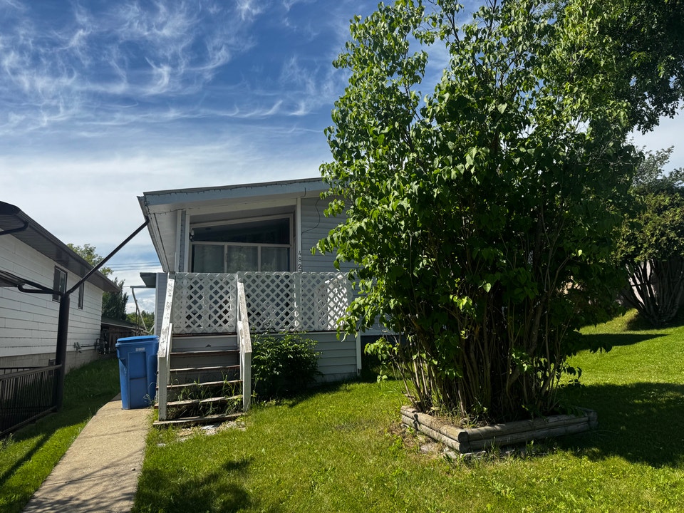 2BED 1 BATH HOUSE W/ GARAGE 1