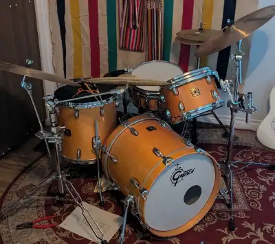 Négociable dans la mesure du raisonnable Jazz kit Gretsch USA Custom en très bon état. La seule marq...