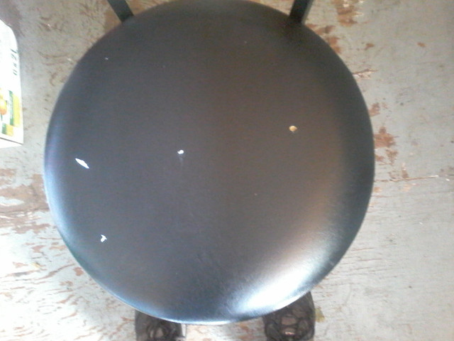 chaise en métal noir mat dans Chaises, Fauteuils inclinables  à Lévis - Image 2