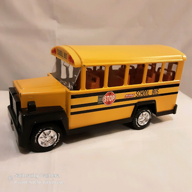 Large Scale Buddy L Imperial Toy 2005 Yellow School Bus in Toys & Games in Calgary