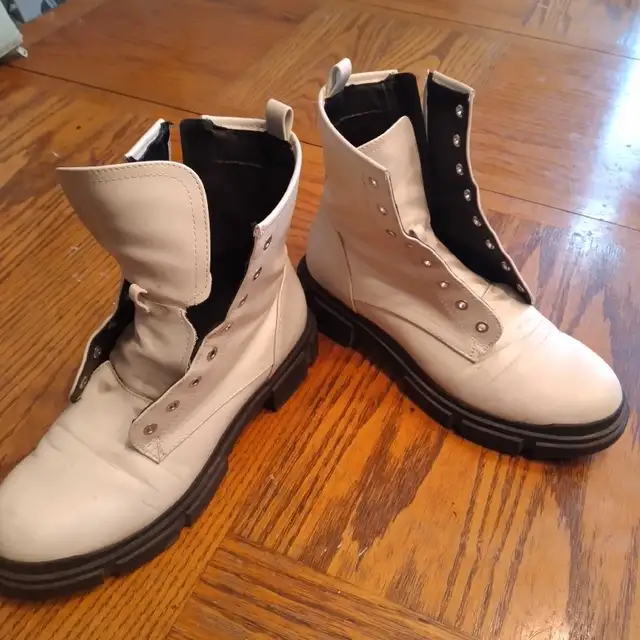 NINE WEST WHITE BOOTS SIZE 9M $5 in Women's - Shoes in City of Toronto - Image 8