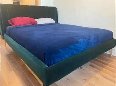 Raison de la vente : Achat d’un lit King Cette couleur vert chic ne se vend plus chez IKEA! Seulemen...