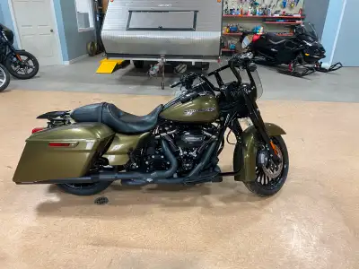 Road king special. 107 ci rinehart mufflers Vance Hines header and crossover. Stage 1 tune. Works an...