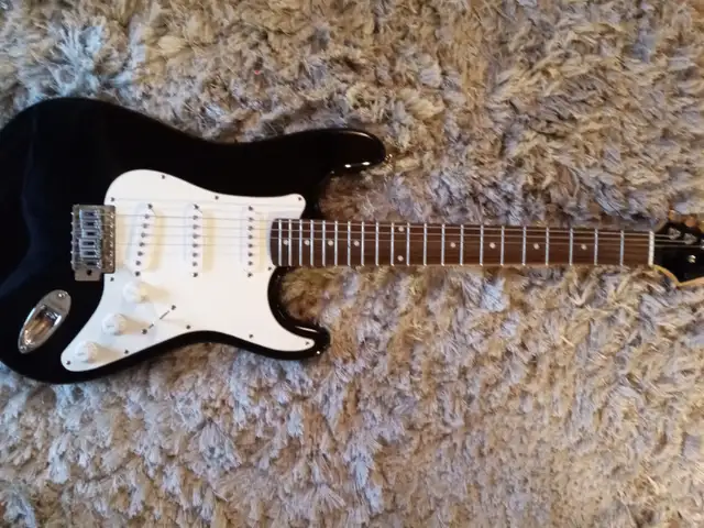 SILVERSTONE BLACK\WHITE ELECTRIC GUITAR in Guitars in City of Halifax - Image 2