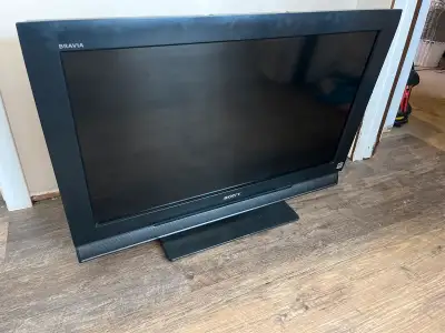 Selling a used Sony TV that's ready to bring entertainment to your home with its vibrant display. Th...
