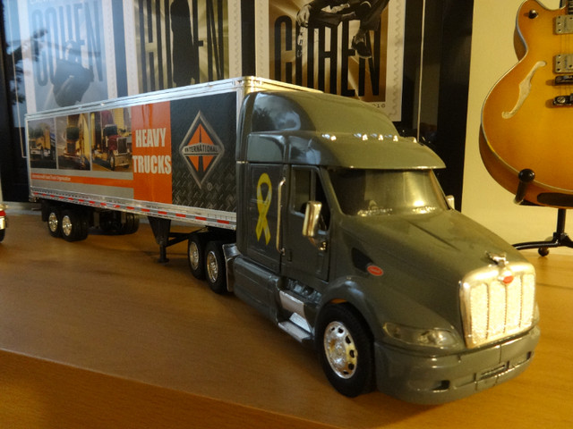 Peterbilt (388,579)trucks with sleepers and trailers, scale 1/28 in Arts & Collectibles in Markham / York Region - Image 2