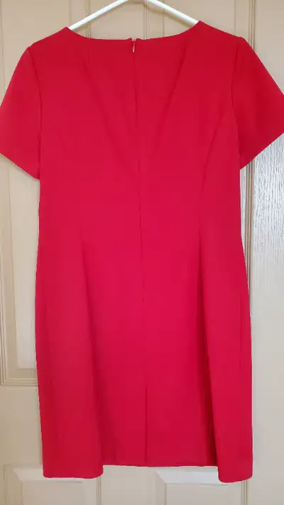 Stunning Red Dress! Size 10P by Braemar stretch. Round neck. Zippered back.
