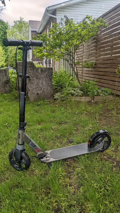Trottinette Oxelo à grandes roues avec suspension avant et le frein au guidon pour mieux contrôler s...