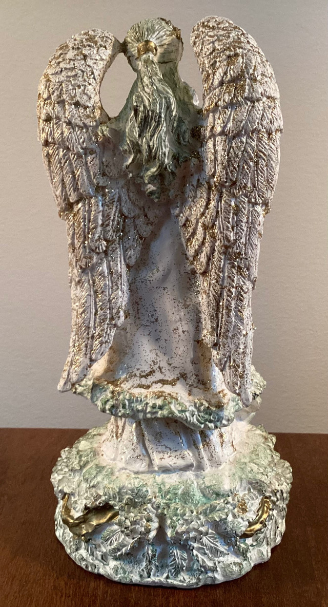 8" Resin Glitter Figurine Angel Holding a Lamb dans Fêtes et événements  à Ouest de l’Île - Image 4