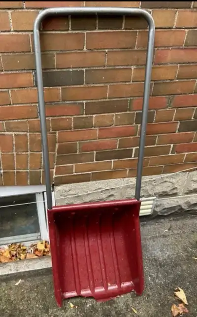 snow sleigh scoop shovel DONLANDS OCONNOR EAST YORK 15.00 Works well but has small chip in front as...