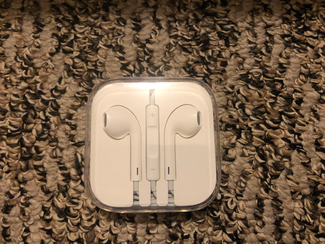 Apple wired ear buds (new) in Cell Phone Accessories in St. Catharines - Image 2