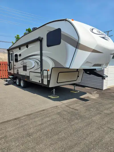 2017 Keystone Cougar Fifth Wheel in "PRISTINE", new condition, kitchen table slide, full queen size...