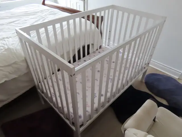 Adjustable height crib