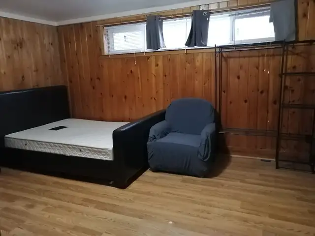 A large basement bedroom in Room Rentals & Roommates in City of Toronto - Image 3