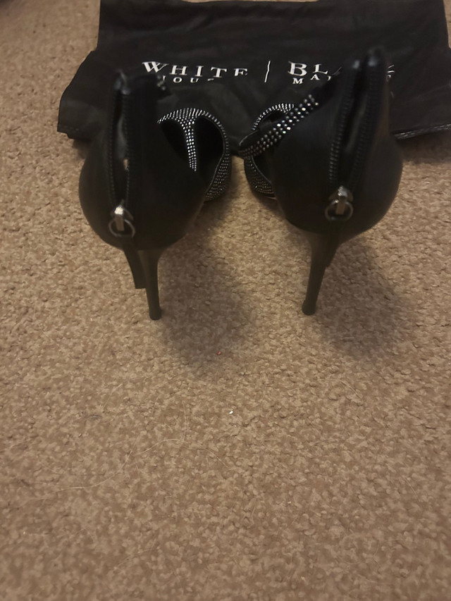 White House black market shoes size 10 - 25$ in Women's - Shoes in Thunder Bay - Image 3