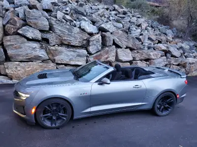 2023 CAMARO 1SS LT1 6.2L V8 CONVERTIBLE AS NEW WITH ONLY 1,302 KMS GM "SHARKSKIN GREY" EXTERIOR * V8...