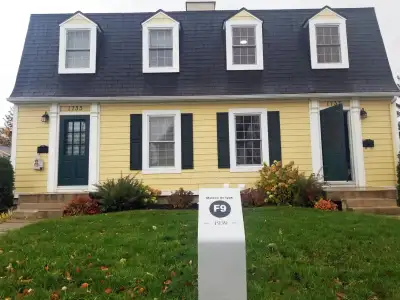 Cette magnifique maison rénovée, située dans le quartier historique du Manoir d'Arvida, offre une so...