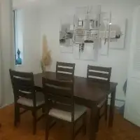 Table en bois + 4 chaises assorties incluses