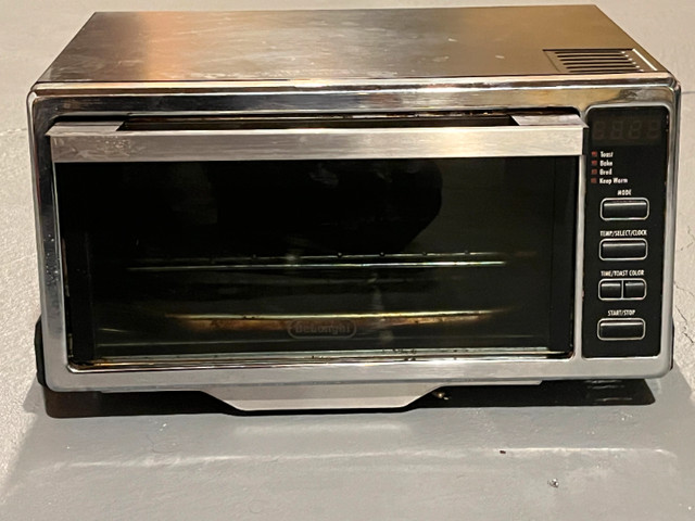 DELONGHI Sleek Portable small Toaster Oven in Toasters & Toaster Ovens in Markham / York Region - Image 2