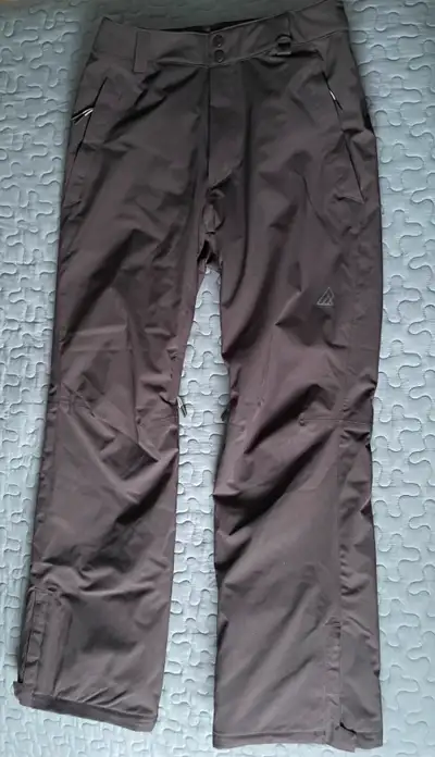 - Ripzone ski pants, men’s size M - Only worn 5 times – excellent condition - Perfect for skiing, sn...