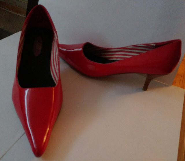 souliers à talons hauts rouge ou noir dans Femmes - Chaussures  à Ville de Montréal - Image 2