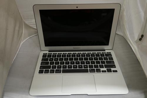 Apple MacBook Air 13in i5 1.4GHz 4GB 128GB in Laptops in Abbotsford