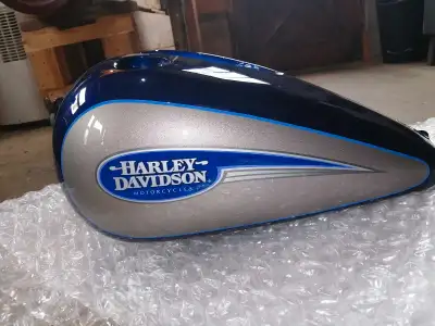 HD FX Dyna gas tank Slight damage to the right front. Inside very good condition. Other than the sli...