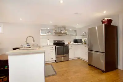 Very Bright & Spacious 2 Bedroom 1 Bathroom Legal Duplex lower Unit Located In Family-Friendly Heart...