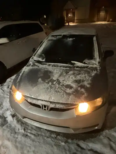 Honda Civic 2010, très confortable à conduire et super économique 4 cylinders 1.8L. L'auto est en ex...