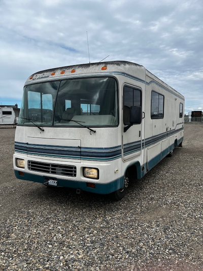 -Runs very well, only 28k kms -About 30ft long -Fully functional -Brand new battery -Lots of space,...