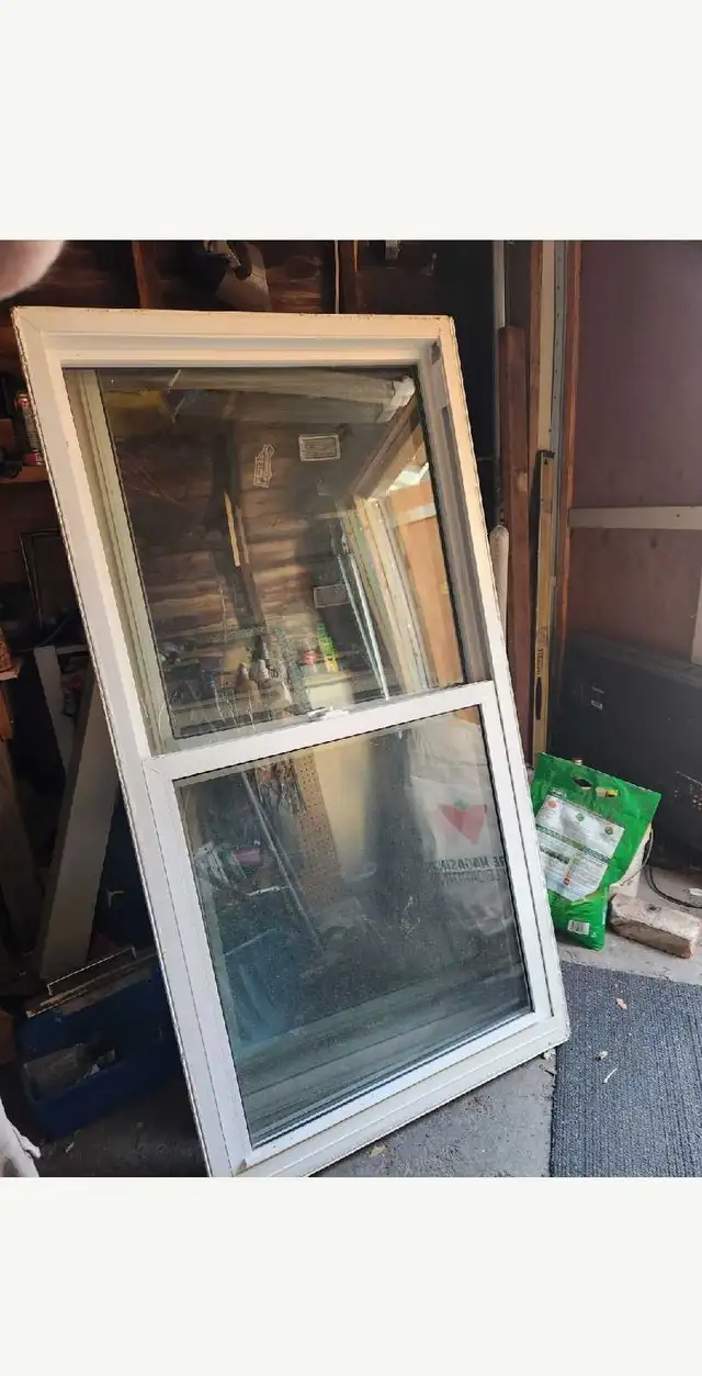 2 use single hung windows in Windows, Doors & Trim in St. Catharines - Image 2