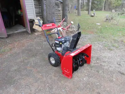 SNOW BLOWER - NEAR NEW, View more