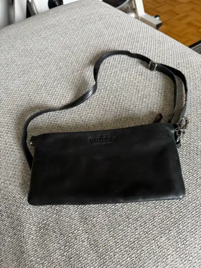 Sac portefeuille Rudsak en cuir noir, View more