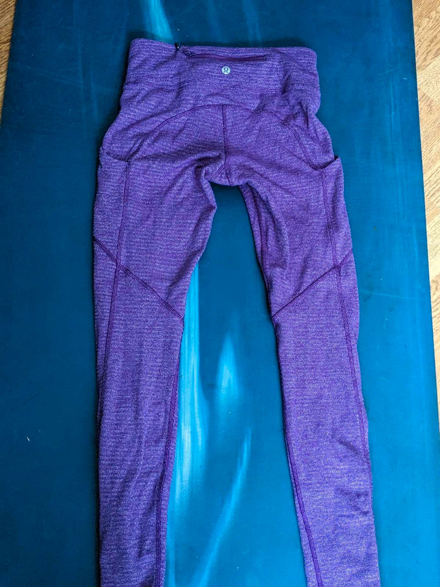 Lululemon ruched sides leggings knitted (sz 4) in Women's - Bottoms in Edmonton - Image 2