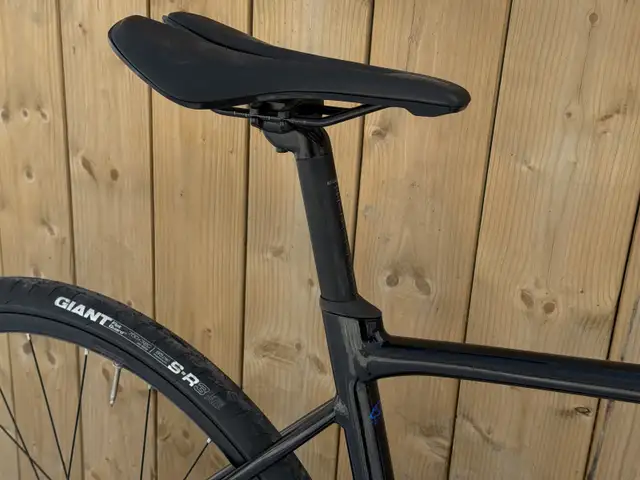 Like new Giant Gravel bike Size 56 cm in Road in St. Catharines - Image 9