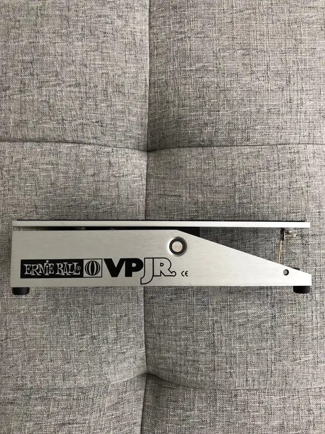 Volume Pedal - Ernie Ball VPJR 6181 25K in Amps & Pedals in Oakville / Halton Region - Image 2