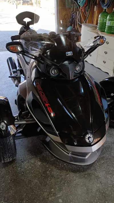 2012 CanAm Spyder RSS Excellent condition , Like new Low mileage 15436km Garage kept Bags and cover...