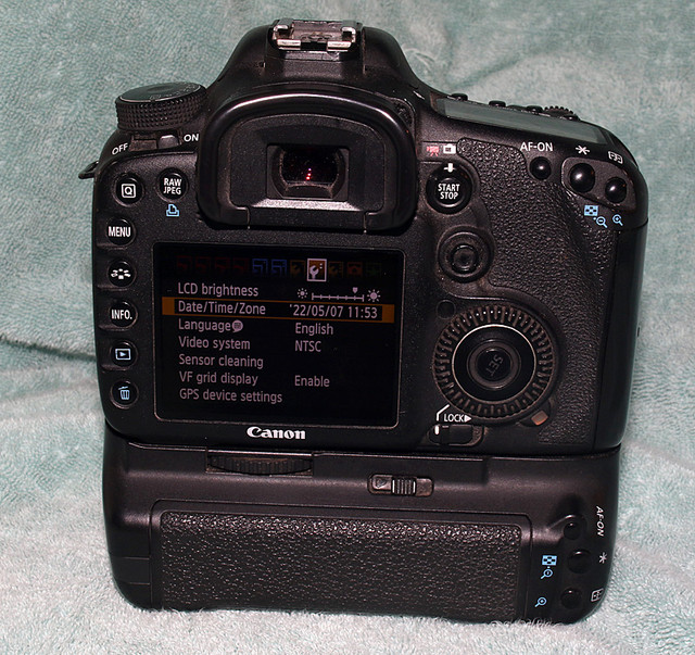 Canon 7D with Vertical Grip and Lens(es) in Cameras & Camcorders in City of Halifax - Image 2