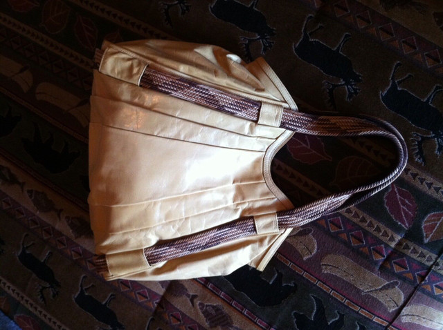 Quality Leather Purse, Never Used in Women's - Bags & Wallets in Kamloops - Image 3
